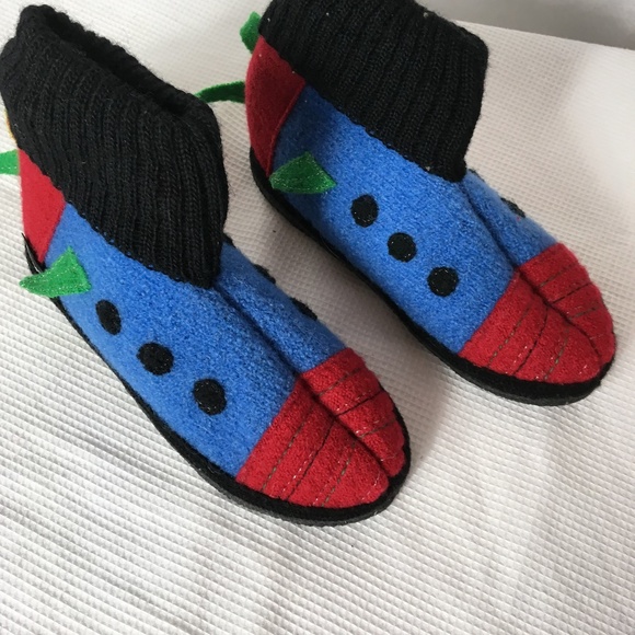 Walkstoff Other - Walkstoff Garnet Hill young boys bedroom slippers